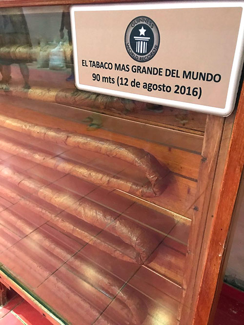 Placa informativa del habano más grande del mundo