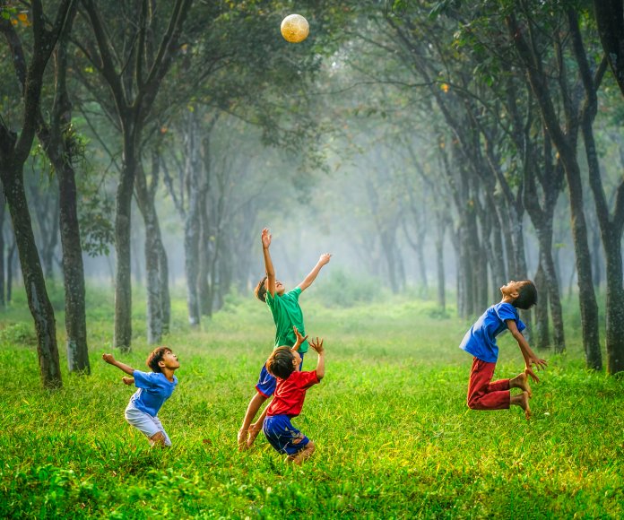 Niños jugando al aire libre.