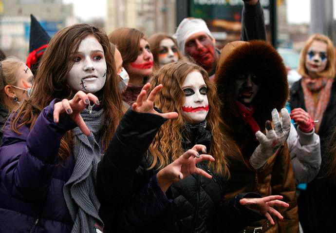 Jóvenes rusos celebrando Halloween