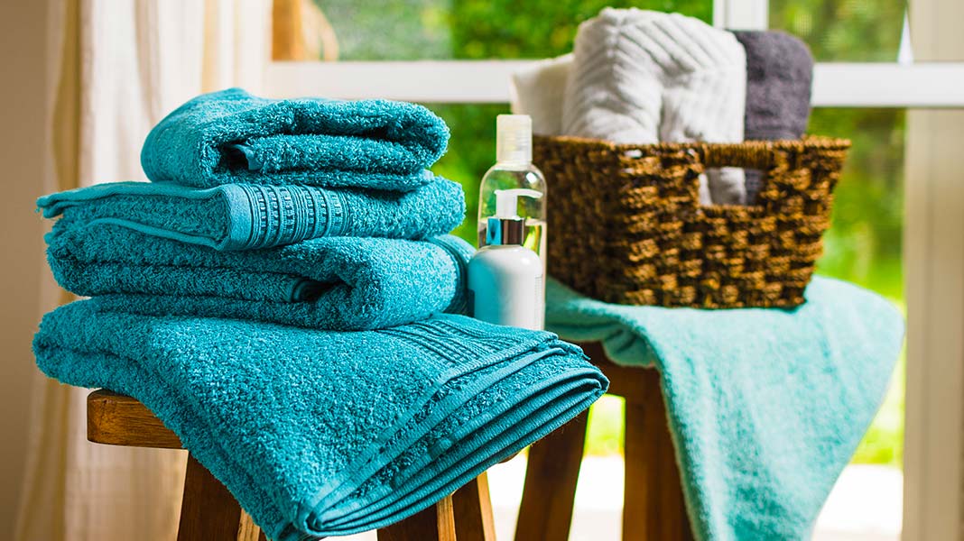 Полотенца нужно менять. Стопка шерстяных вещей. Сколько полотенец должно быть в ванной на одного человека. Quality Bath Towel Japan thin.