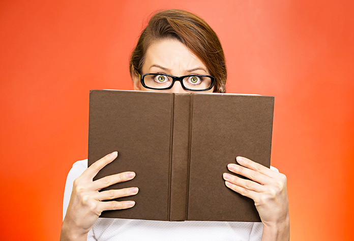 Mujer leyendo libro 