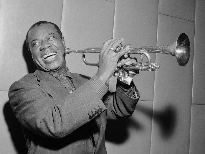 En la imagen: Louis Armstrong sonriendo con su trompeta. 