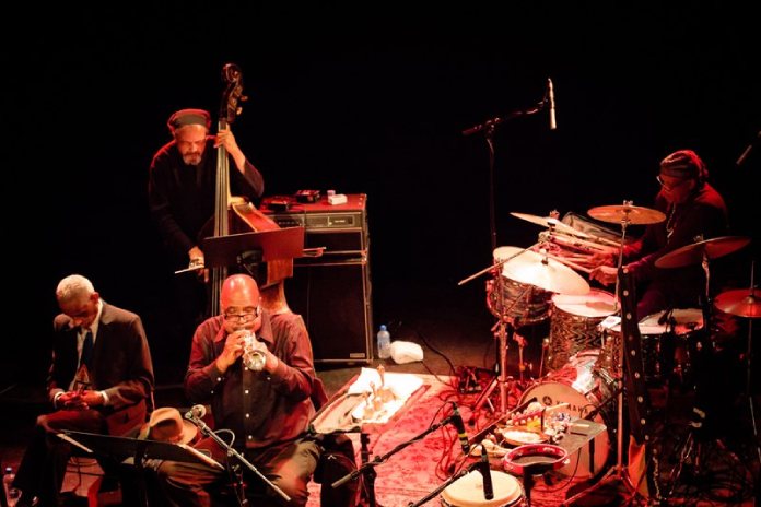 En la imaagen están Roscoe Mitchell (saxofón), Hugh Ragin (trompeta), Jaribu Shahid (contrabajo), Don Moye (batería).