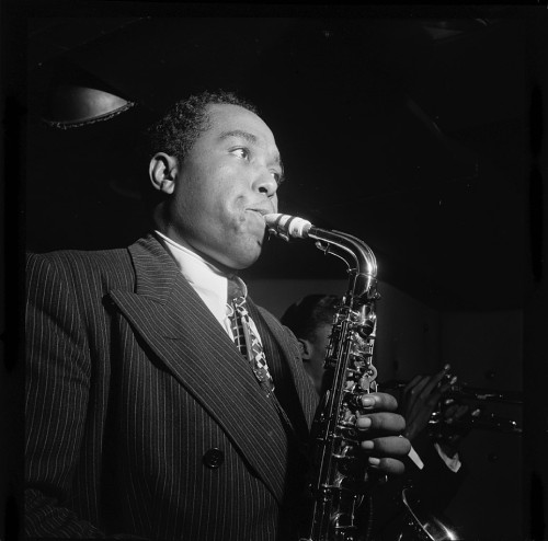 Charlie Parker tocando con su saxofón en el Three Deuces de Nueva York.