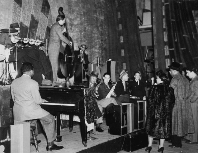 En la imagen: Count Basie en el pieano junto a artistas como Ray Bauduc, Bob Haggart y Bob Crosby.