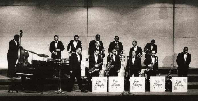 En la imagen: Duke Ellington y sus 13 integrantes tocando en Múnich.