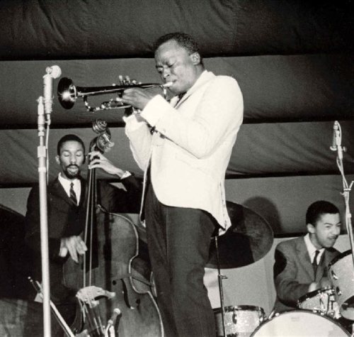 En la foto aparece Miles Davis tocando la trompeta junto a Ron Carter y Tony Williams.