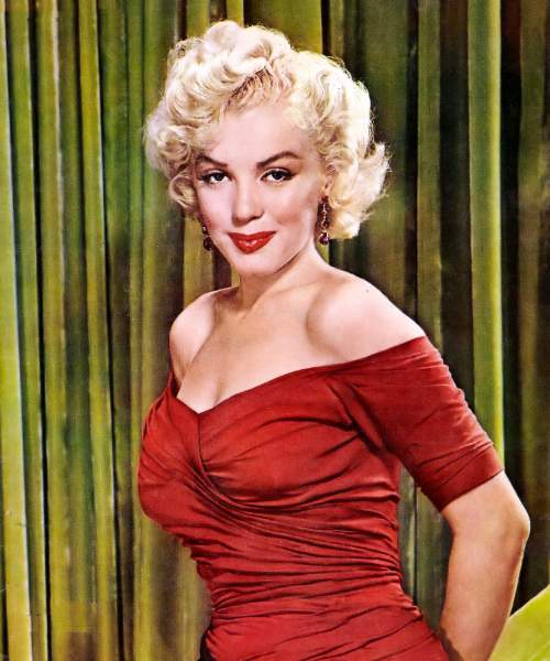 Marilyn Monroe con labios y vestidos rojos, un set icónico de la historia del maquillaje.