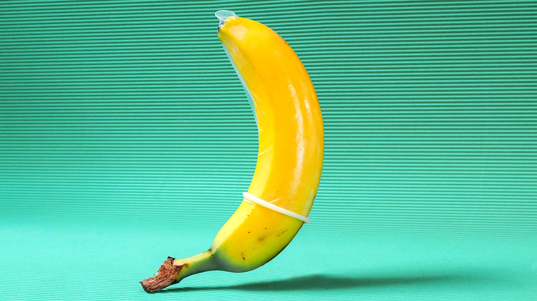 La historia del preservativo: de método anticonceptivo a utensilio de cocina (y muchas cosas más)