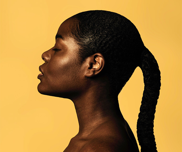 Mujer negra de perfil con una larga trenza