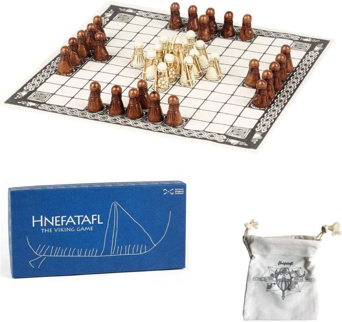 Tablero de ajedrez vikingo con sus piezas.