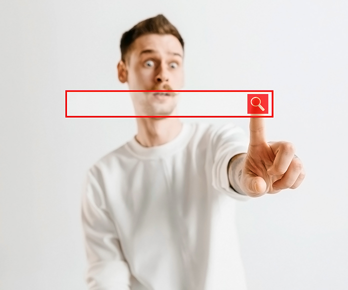 Hombre pulsando una casilla de búsqueda en un buscador web