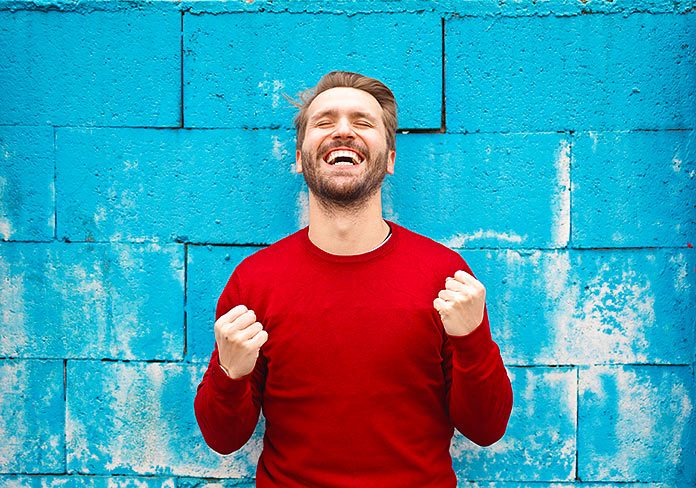 Hombre satisfecho frente a un muro