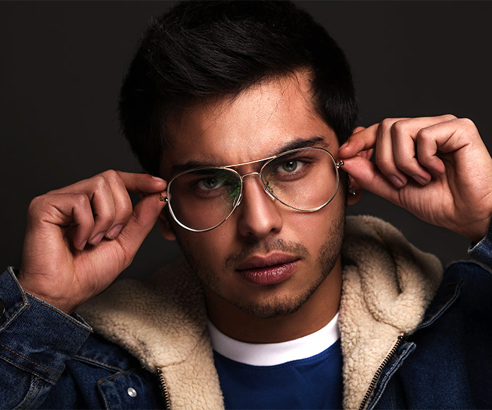 Hombre sujetándose las gafas de vista
