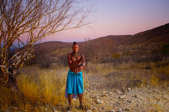 Hombre himba en el desierto de Namibia