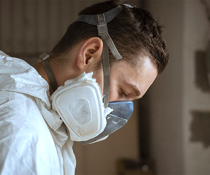 Hombre con una mascarilla profesional