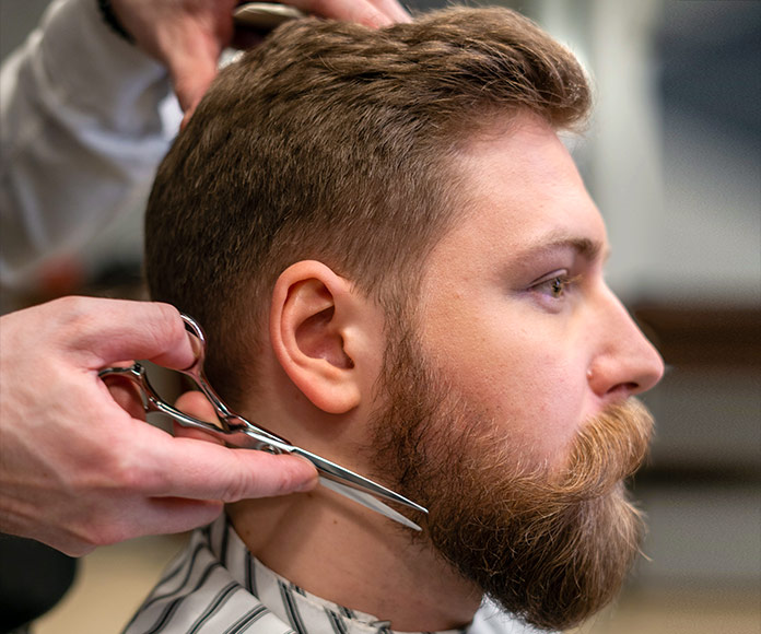 Hombre con barba en una peluquería