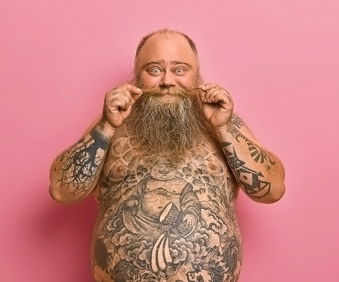 hombre con el cuerpo tatuado