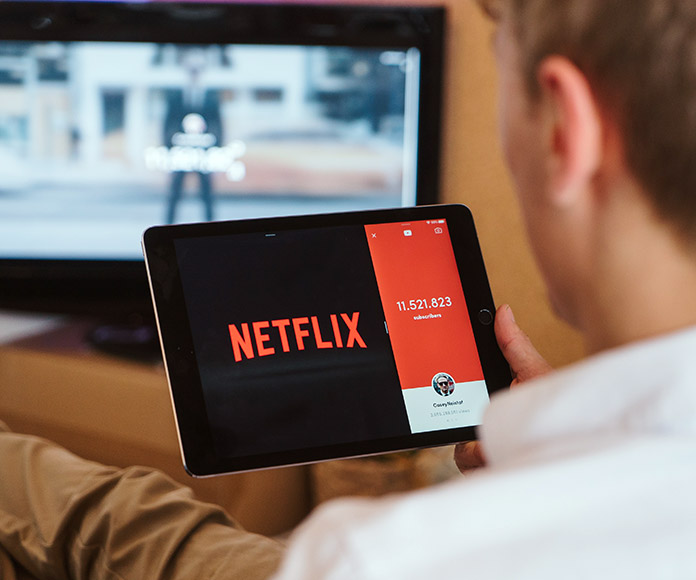 Hombre viendo Netflix en una tablet