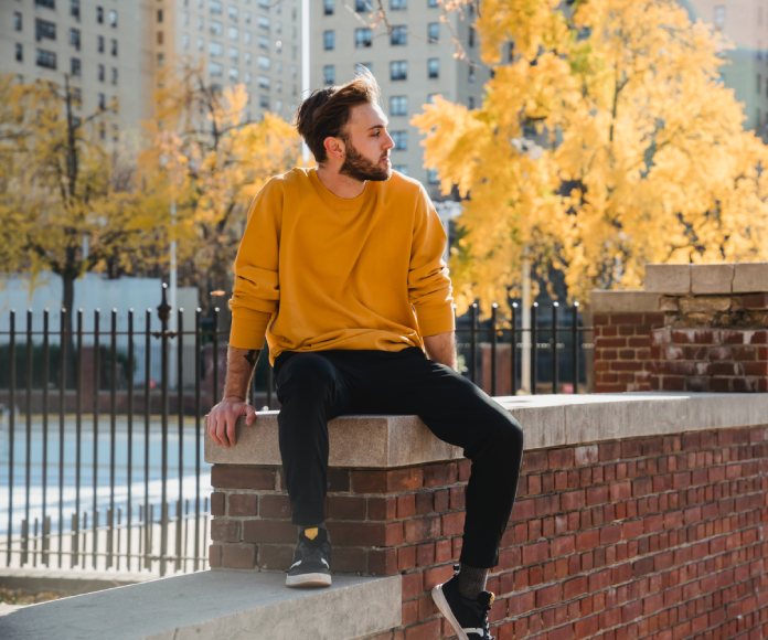 Sabes cuál es la prenda más versátil? Descubre 6 outfits con pants  deportivos para hombre • Cinco noticias