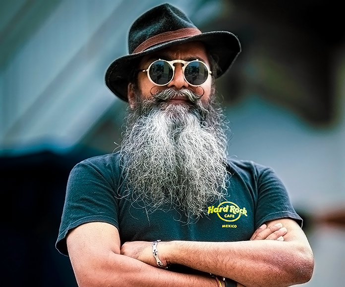 hombre barbudo con gafas de sol y sombrero