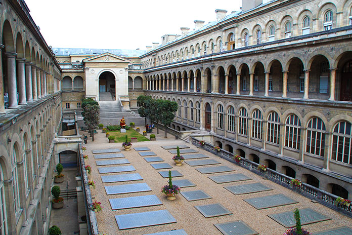 Patio central del hospital Hôtel-Dieu, París