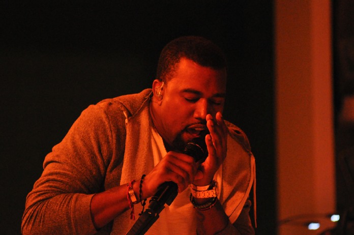 Kanye West durante su show en la fiesta benéfica anual Party in the Garden del MOMA 2011.