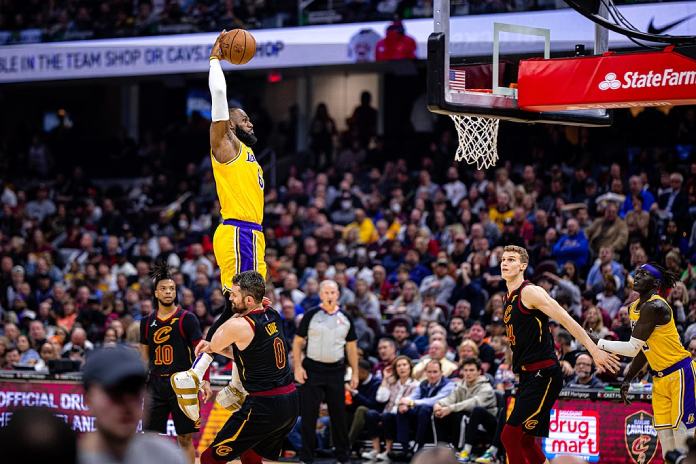 LeBron captado intentando encestar el balón. 