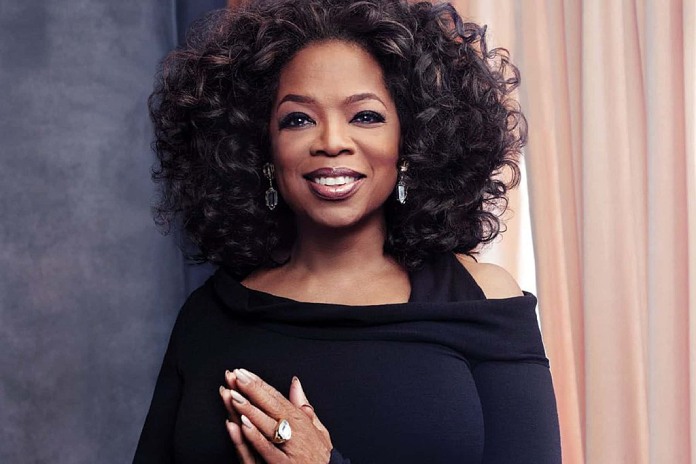 Oprah luciendo un vestido negro para una foto comercial.