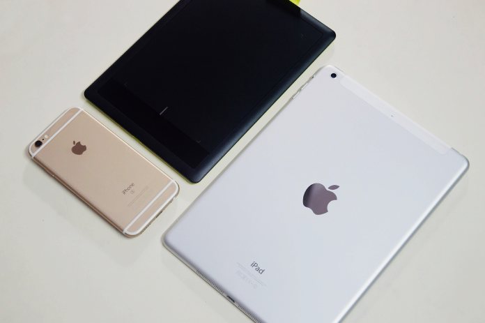 La imagen muestra un iPhone y dos modelos de iPad.