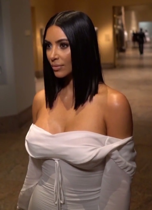 Kim Kardashian con un vestido blanco en un evento del MET Gala de 2017.