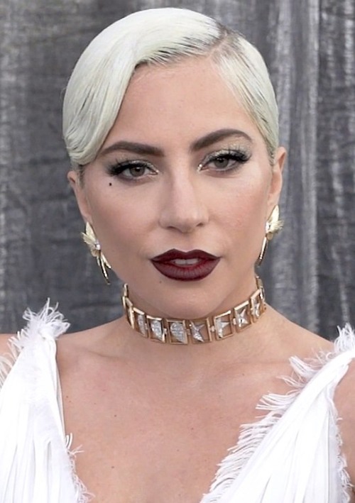 Lady Gaga en la alfombra roja de los SAG Awards 2019 vistiendo un vestido blanco.