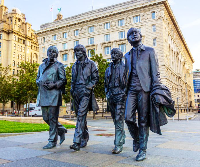 Estatuas de Los Beatles caminando por Liverpool.