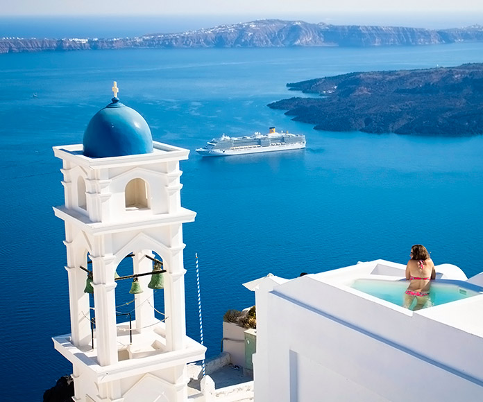 iglesia de Santorini, Grecia, con el mar de fondo