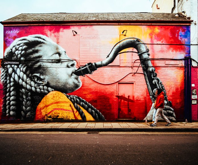 Mural callejero de una artista de Jazz.