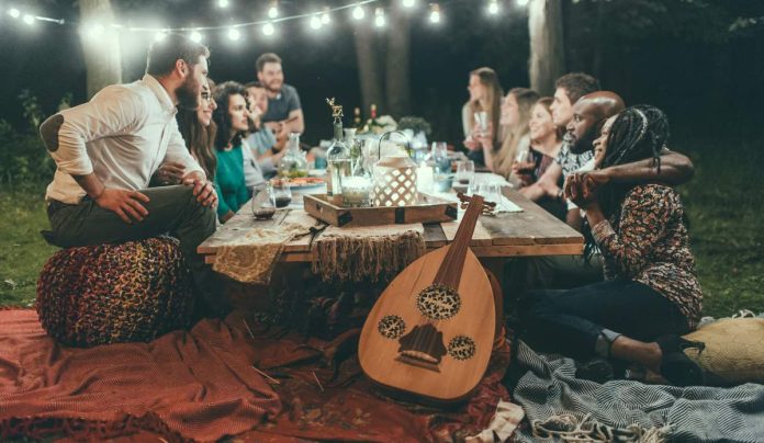 Grupo de personas entreteniéndose en una reunión de amigos.