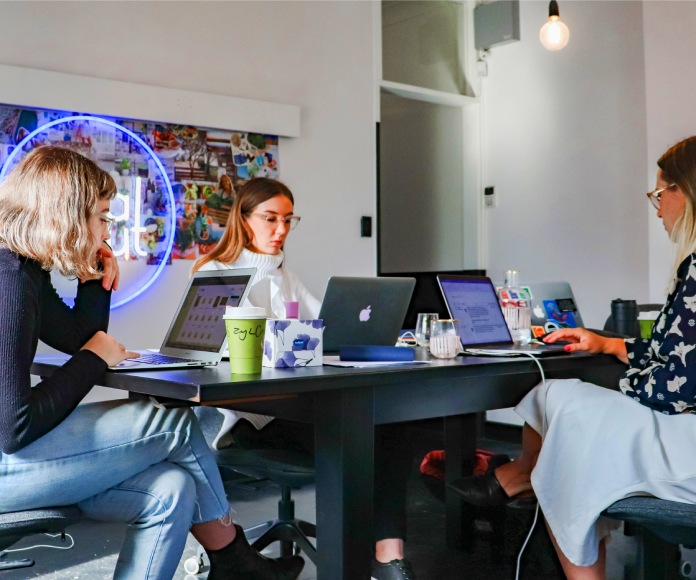 Mujeres trabajando online