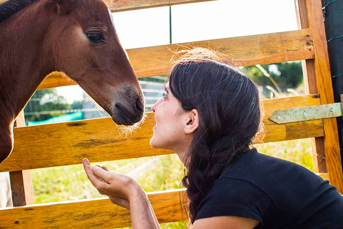 Inés Trillo, fundadora del Santuario Vacaloura, fotografiada con uno de sus caballos