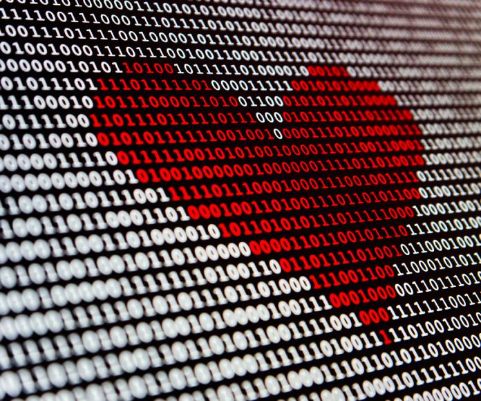 Corazón formado por datos informáticos.