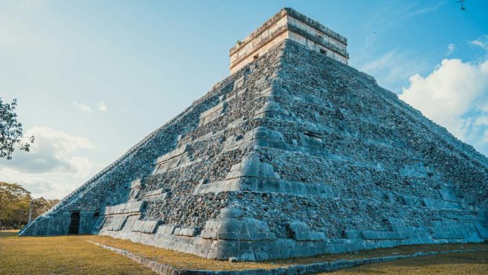 Ingeniería acústica de los edificios antiguos, Chichén-Itzá, Yucatán, México.