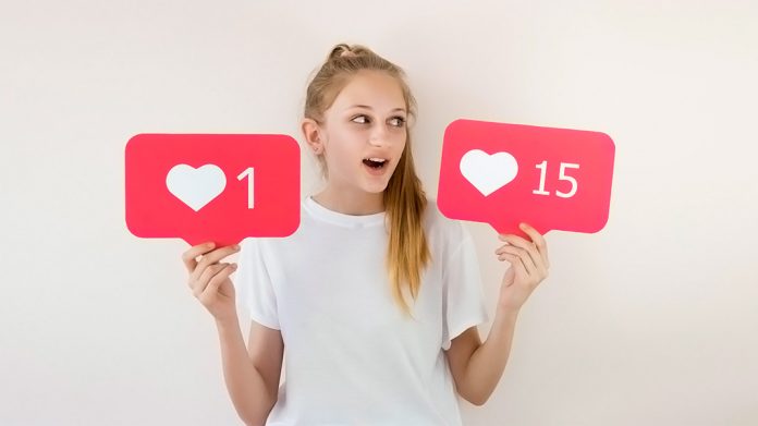 chica mostrando varios logos de likes de Instagram