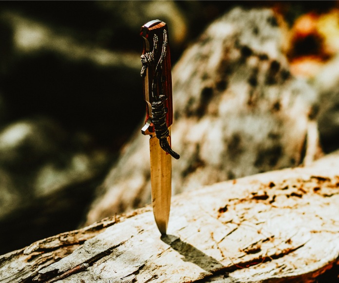 Cuchillo ensartado en madera.