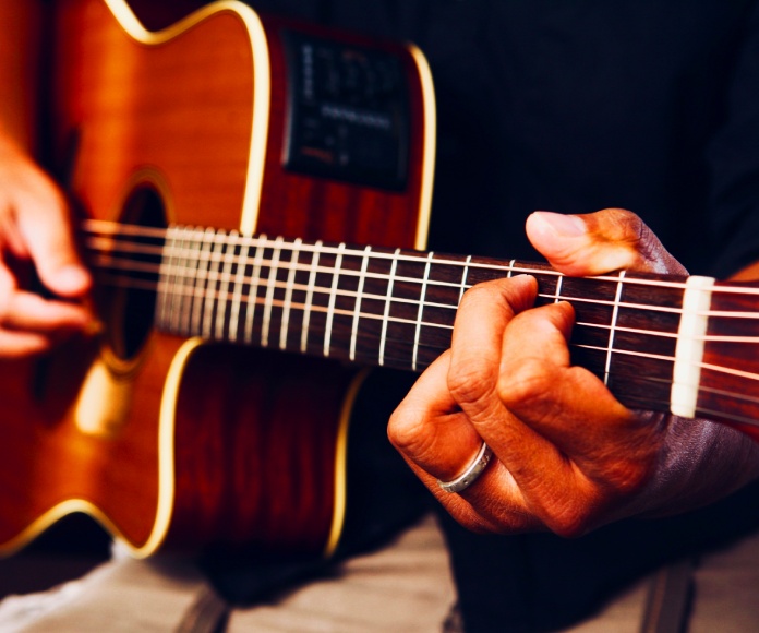 Guitarra acústica.