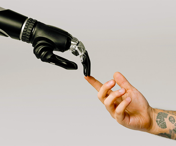 Manos de robot y humana tocándose con el dedo índice