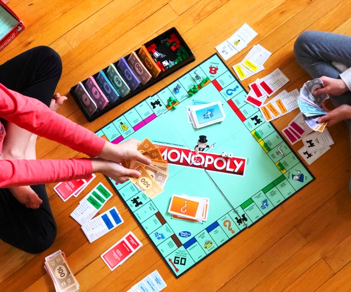 Dos personas jugando Monopolio.