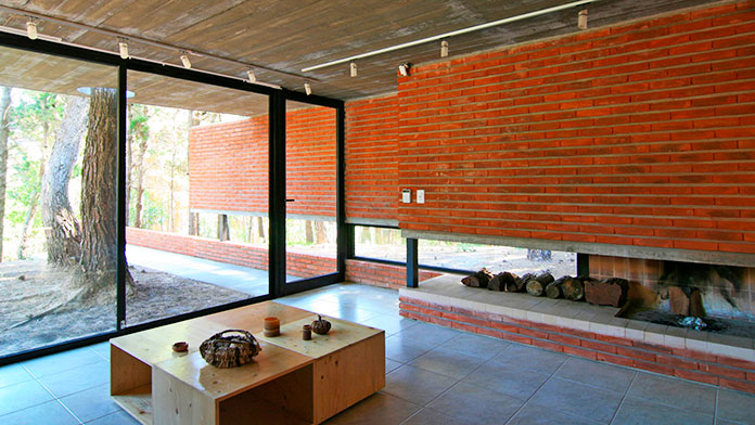 Interior de una casa fabricada con ladrillo