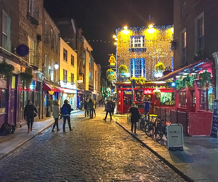 calles de la capital de Irlanda de noche