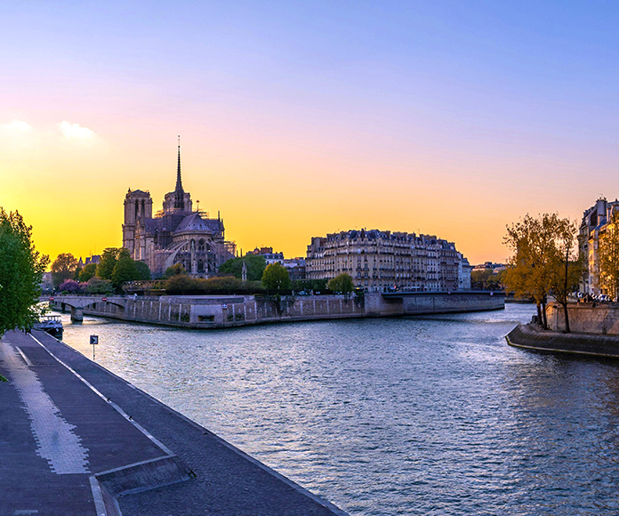 Vista de la Isla de París desde un lateral del Sena