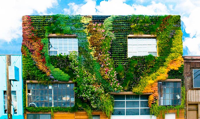 Jardín vertical en fachada de vivienda