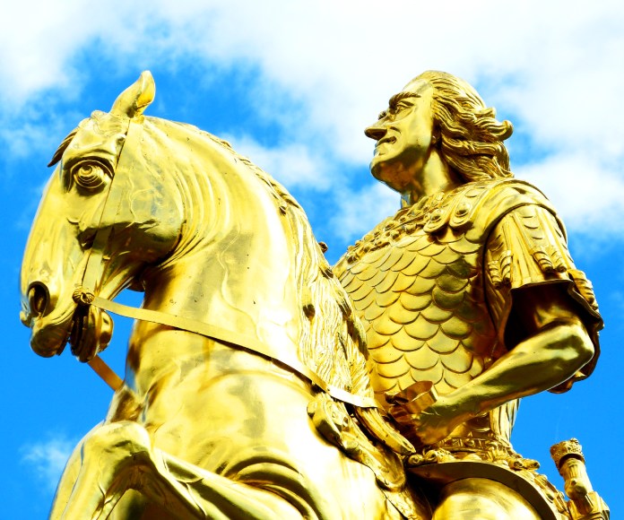 Estatua dorada de un caballero montado sobre un caballo